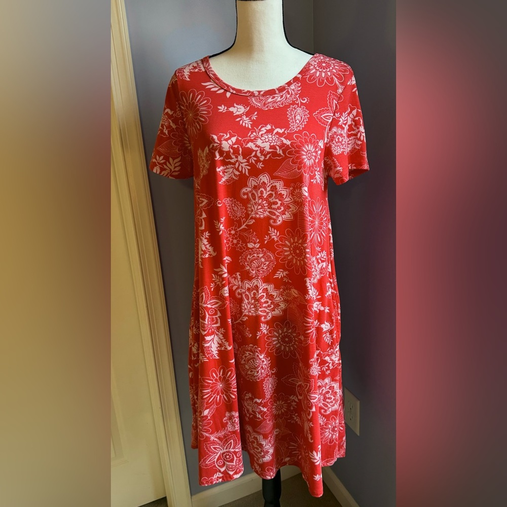 Sz M Red Floral LuLaRoe Carly Dress in excellent condition. With pockets!